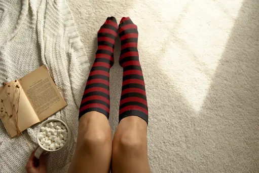 [4492] red in black colone